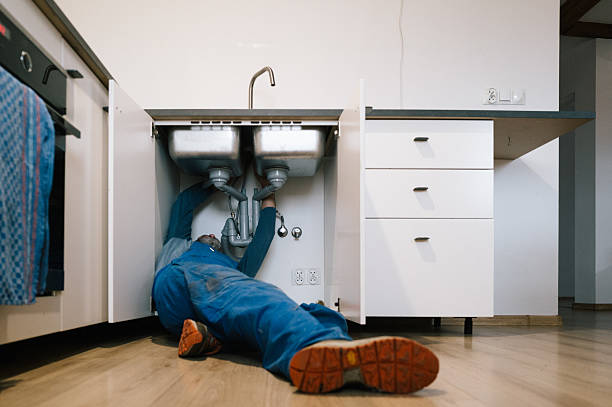 Professional Emergency Plumber technician working in Salisbury, MO